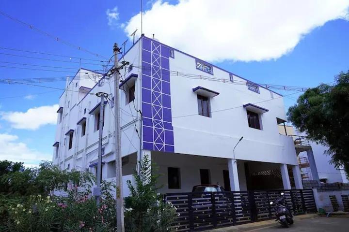 White House- 1Bk Pleasant Apartment With Open Terrace Коимбаторе Екстериор снимка